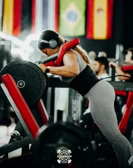 Máquina guiada en uso dentro de Colliseum Gym